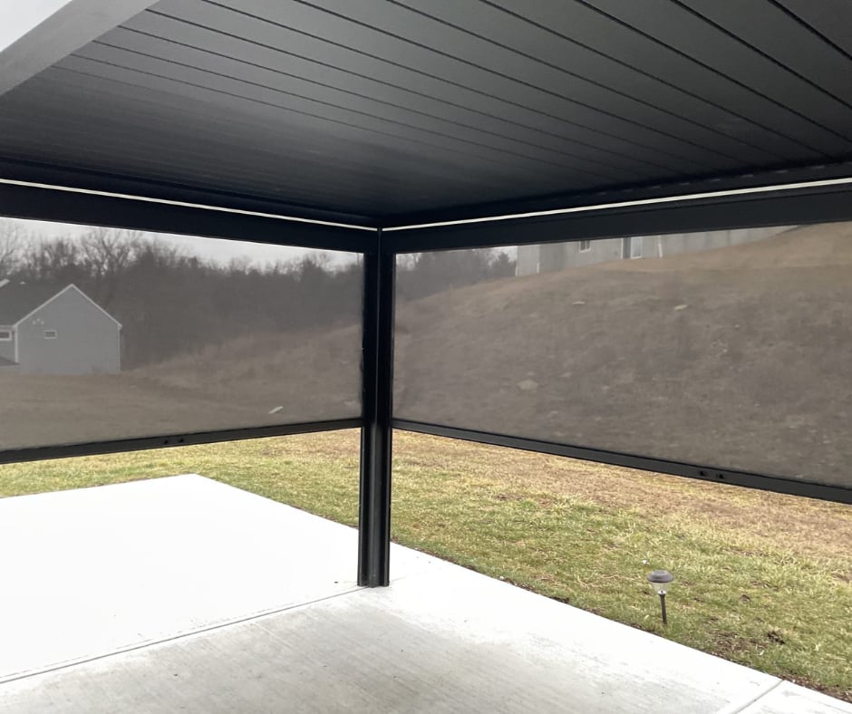 Pergola with sunscreens assembly