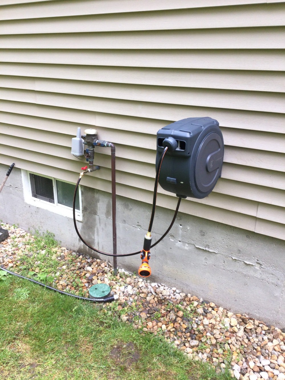 Retractable hose installation