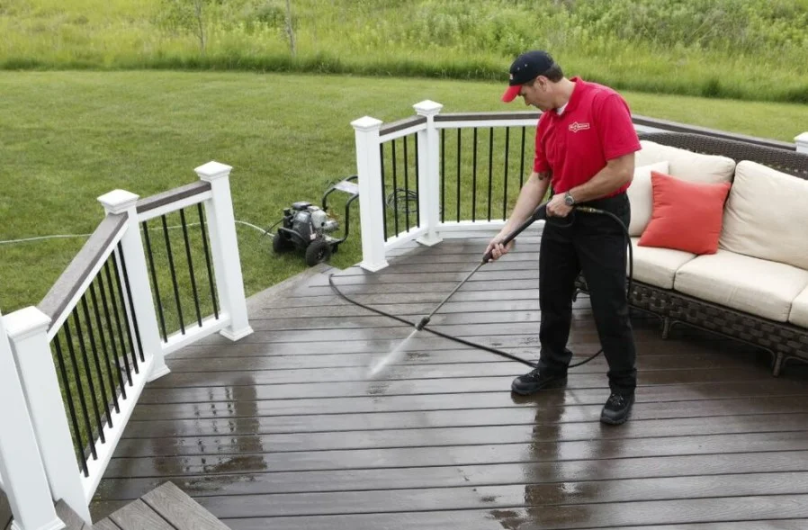 man power washing