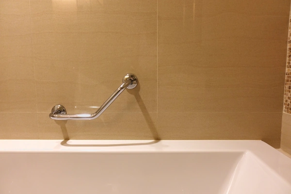 Small bar for bathtub