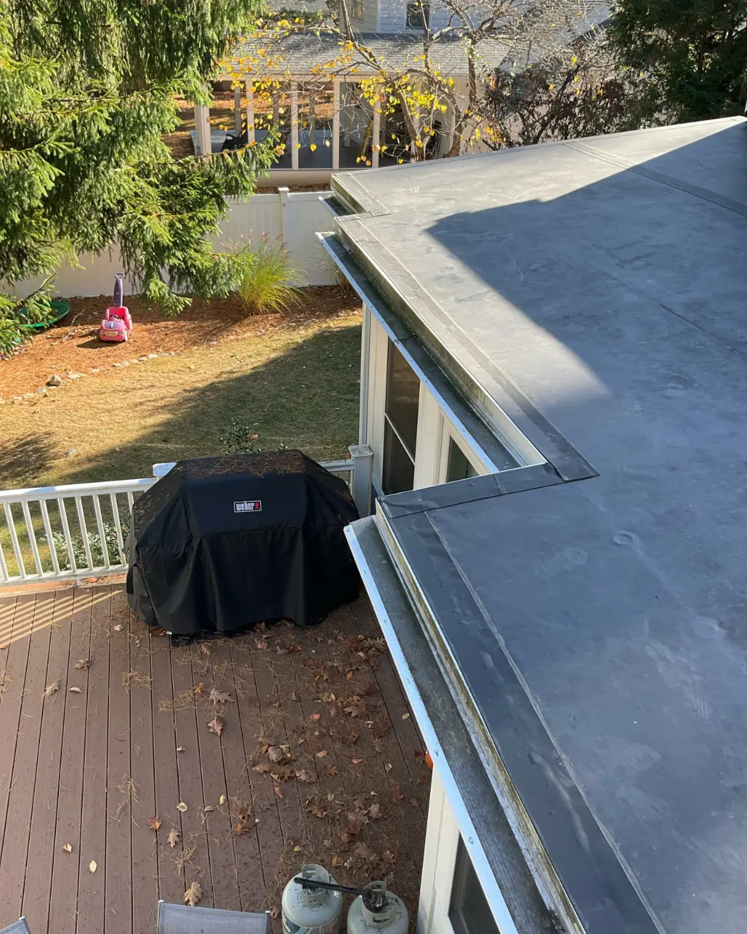 An overhead view shows a dark grey flat rubber roof.