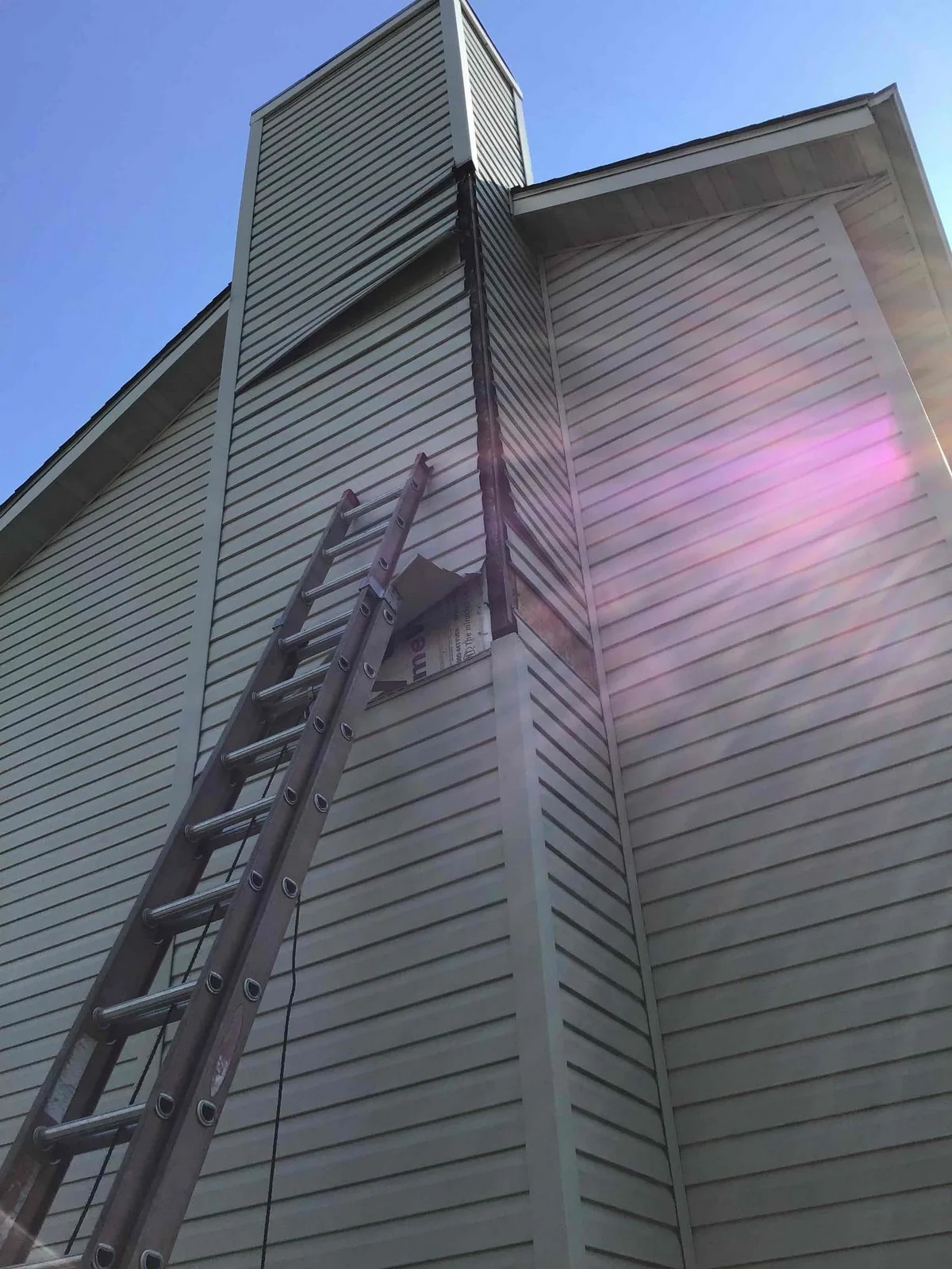 A home in need of siding repair from a handyman in Glen Carbon, IL.